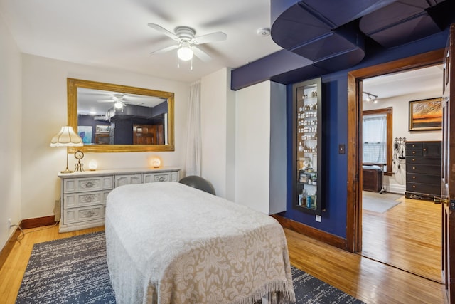 bedroom featuring light wood-style flooring, ceiling fan, and baseboards
