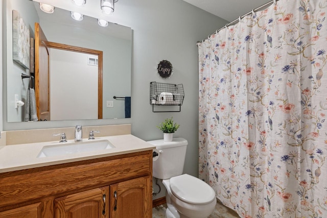 full bath featuring toilet, vanity, and a shower with curtain