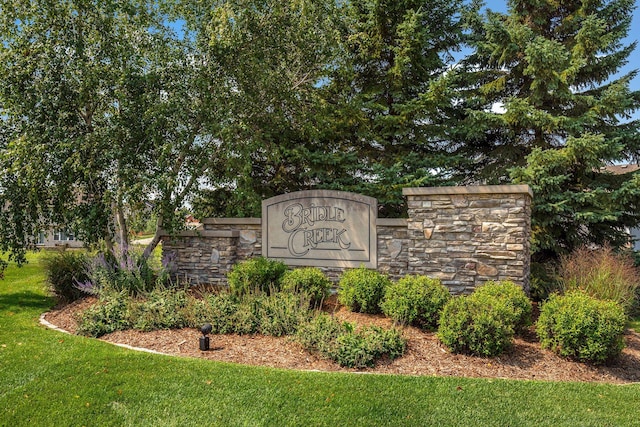 community sign with a lawn