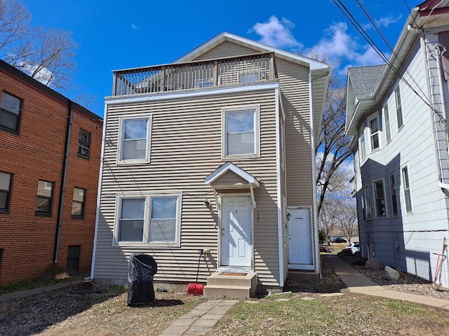 629 Oak St SE, Minneapolis, MN 55414 - view of front facade featuring a balcony