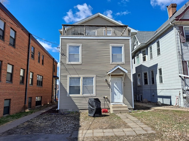 629 Oak St SE, Minneapolis, MN 55414 - view of front of home featuring entry steps and a balcony