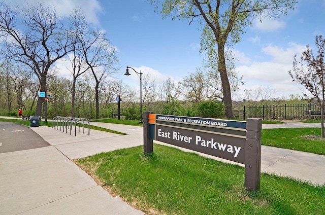 629 Oak St SE, Minneapolis, MN 55414 - surrounding community featuring fence
