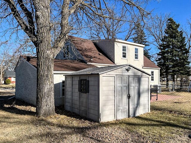 305 Kneale Ave N, Thief River Falls, MN 56701 - view of shed with fence