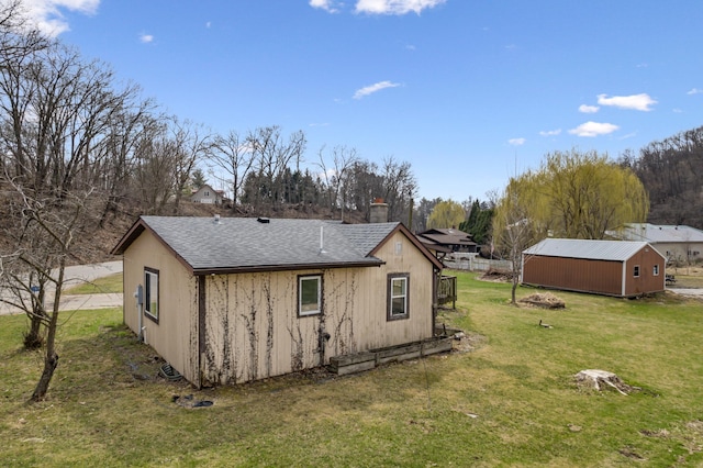 view of outdoor structure featuring an outbuilding
