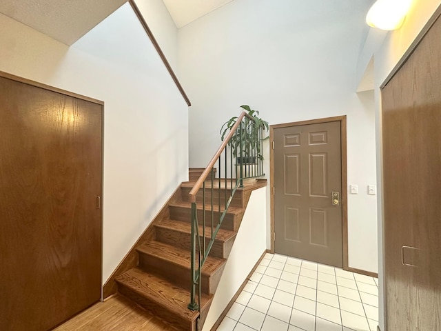 7631 Edinborough Way Unit 5319, Edina, MN 55435 - foyer featuring stairs and baseboards