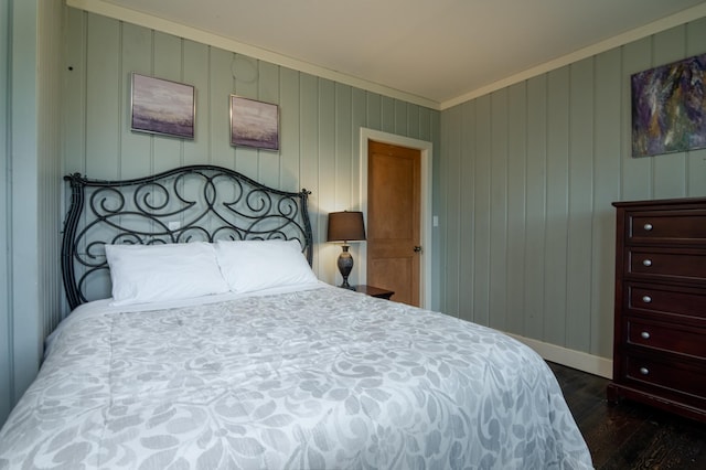 311 Prairie St, Lake City, MN 55041 - bedroom featuring dark wood-type flooring, baseboards, and ornamental molding
