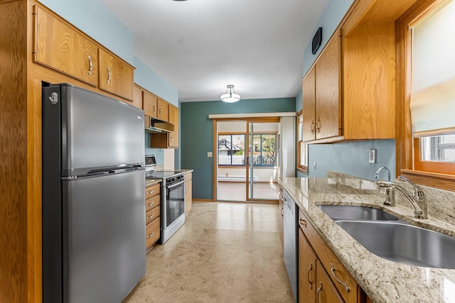 kitchen with stainless steel appliances, range hood, a sink, and healthy amount of natural light