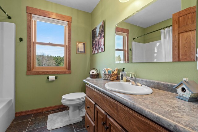 full bathroom featuring baseboards, a shower with curtain, a wealth of natural light, and vanity