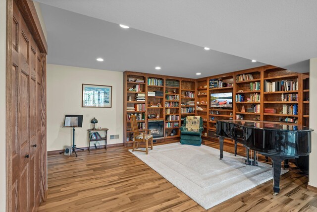 sitting room featuring light wood-type flooring, recessed lighting, baseboards, and visible vents