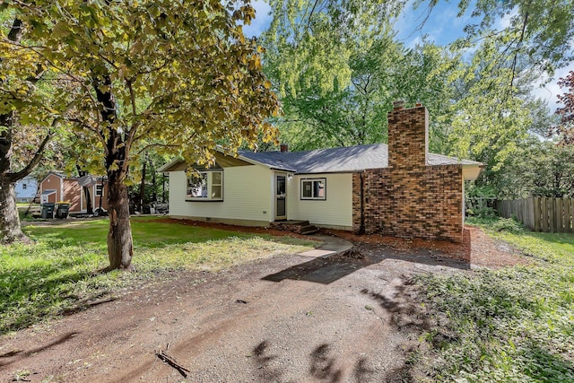 2021 6th St SW, Willmar, MN 56201 - view of front facade with a chimney