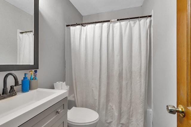2021 6th St SW, Willmar, MN 56201 - full bath with vanity, shower / bath combination with curtain, and toilet