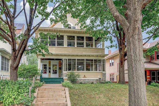 view of front facade featuring a front yard