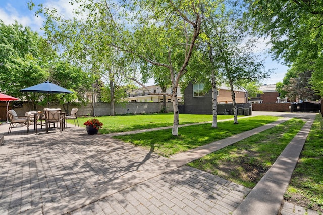 818 Summit Ave, Saint Paul, MN 55105 - surrounding community featuring a patio area