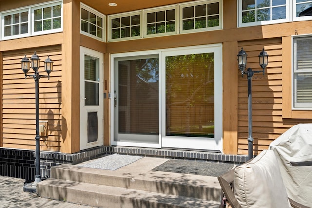 818 Summit Ave, Saint Paul, MN 55105 - entrance to property with stucco siding