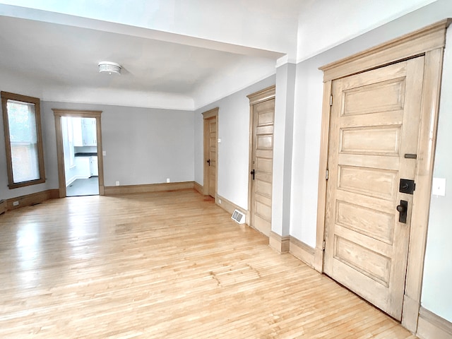 1605 Dupont Ave N, Minneapolis, MN 55411 - foyer entrance featuring light wood-type flooring, baseboards, and visible vents