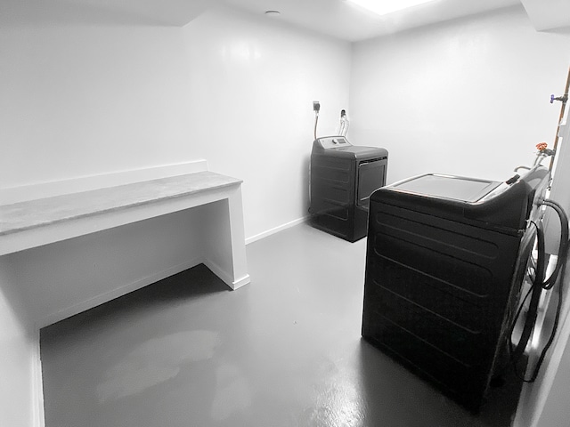 1605 Dupont Ave N, Minneapolis, MN 55411 - laundry area featuring washing machine and dryer, baseboards, and laundry area