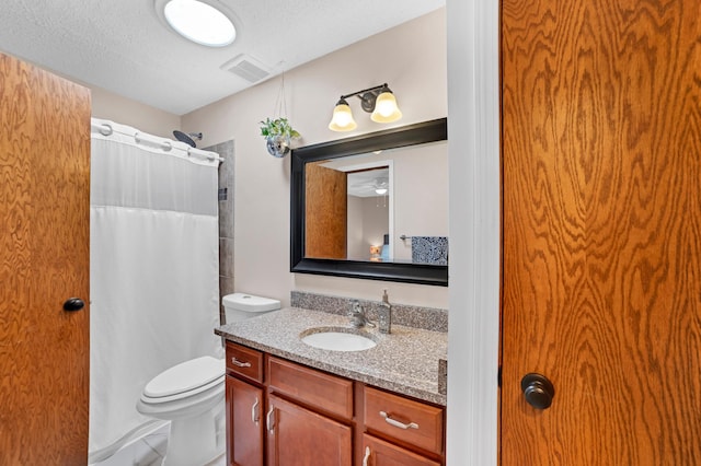full bathroom featuring visible vents, a shower with shower curtain, toilet, and vanity