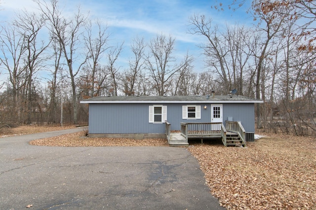 manufactured / mobile home with driveway and a deck