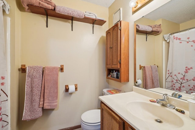 full bathroom featuring vanity, toilet, a textured ceiling, baseboards, and a shower with curtain