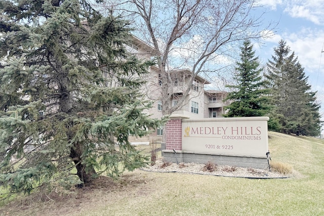 community / neighborhood sign featuring a yard