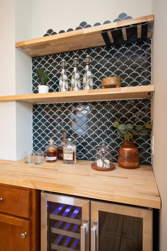 794 Laurel Ave, Saint Paul, MN 55104 - bar featuring wine cooler