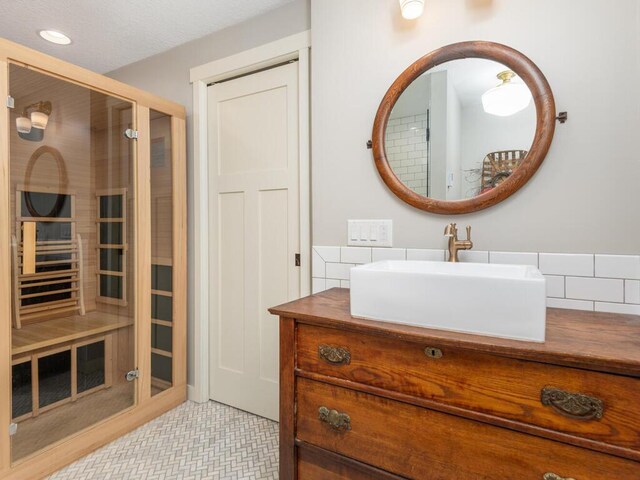 11460 Eagle Creek Ln, Rogers, MN 55374 - full bath with vanity and recessed lighting