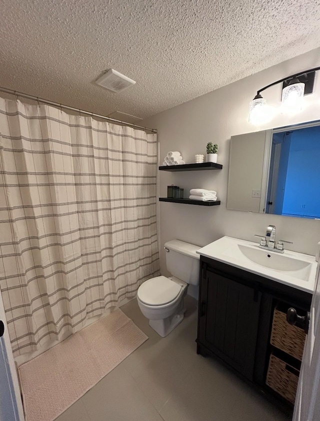 bathroom featuring a shower with curtain, a textured ceiling, toilet, visible vents, and vanity