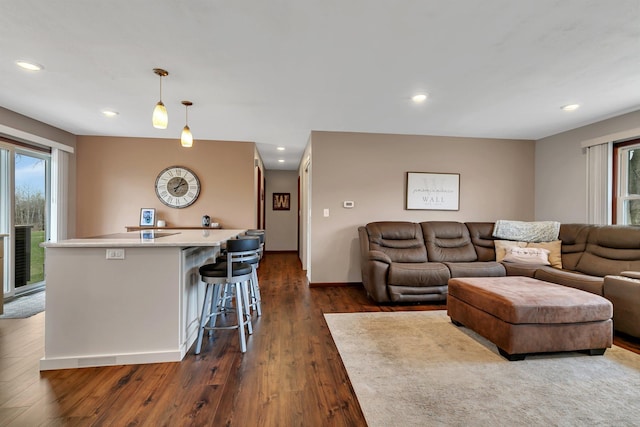living area featuring recessed lighting, baseboards, visible vents, and dark wood-style floors