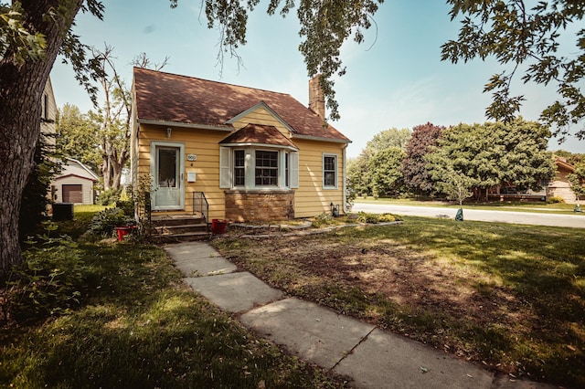 800 5th Ave SW, Austin, MN 55912 - view of front facade with a chimney and a front yard