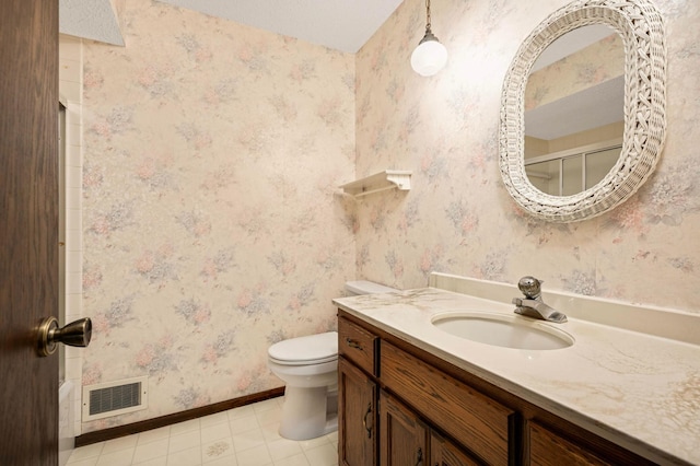 5410 Creek View Ln, Edina, MN 55439 - bathroom featuring baseboards, toilet, vanity, and a shower with door