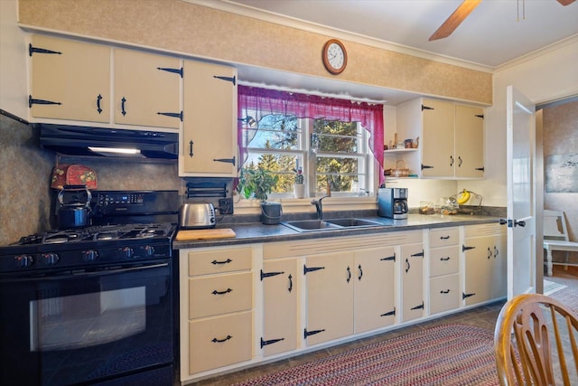 kitchen featuring under cabinet range hood, black range with gas stovetop, a ceiling fan, a sink, and crown molding