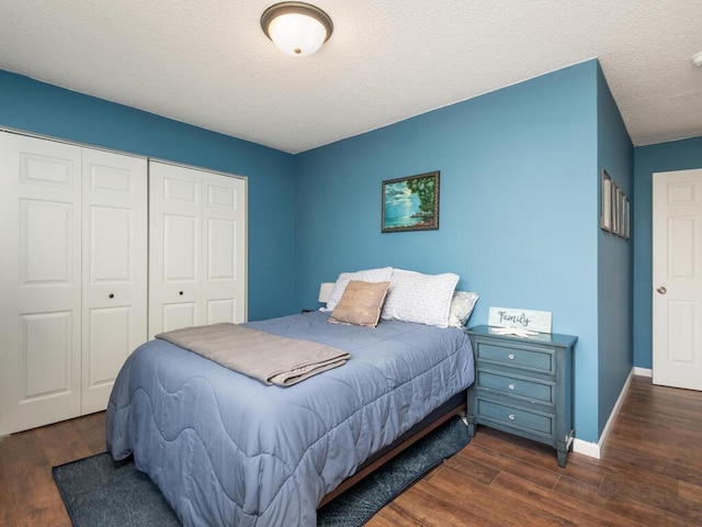 4001 Heritage Hills Dr Unit 105, Bloomington, MN 55437 - bedroom with baseboards, wood finished floors, a textured ceiling, and a closet