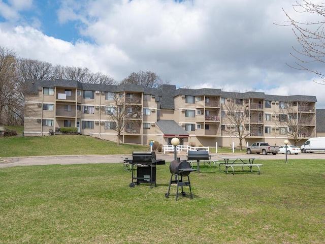 4001 Heritage Hills Dr Unit 105, Bloomington, MN 55437 - surrounding community featuring a yard