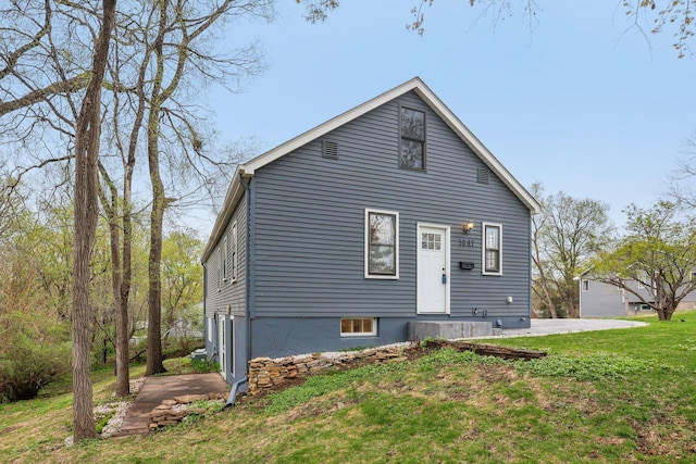 view of front of house with a front yard