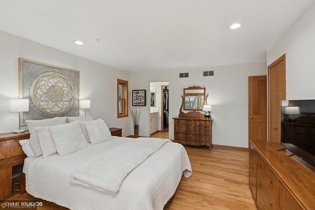 bedroom featuring light wood finished floors, recessed lighting, visible vents, and a spacious closet