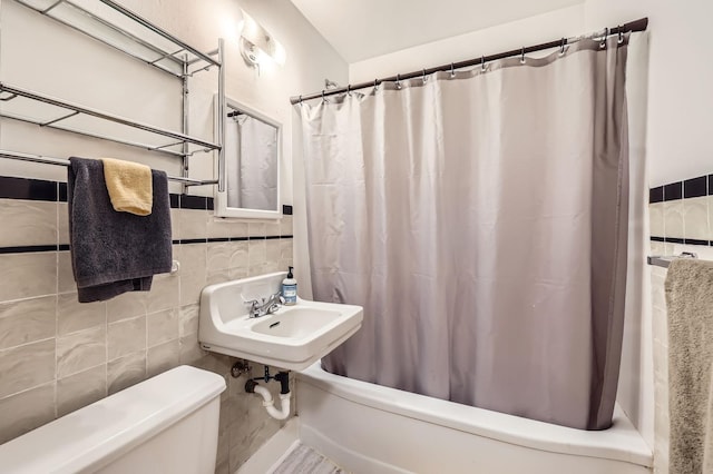 3427 Upton Ave N, Minneapolis, MN 55412 - full bath featuring tile walls, toilet, shower / bath combination with curtain, and a sink