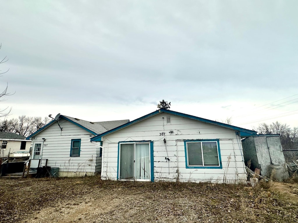 307 Lincoln St SE, Warroad, MN 56763 - view of back of property