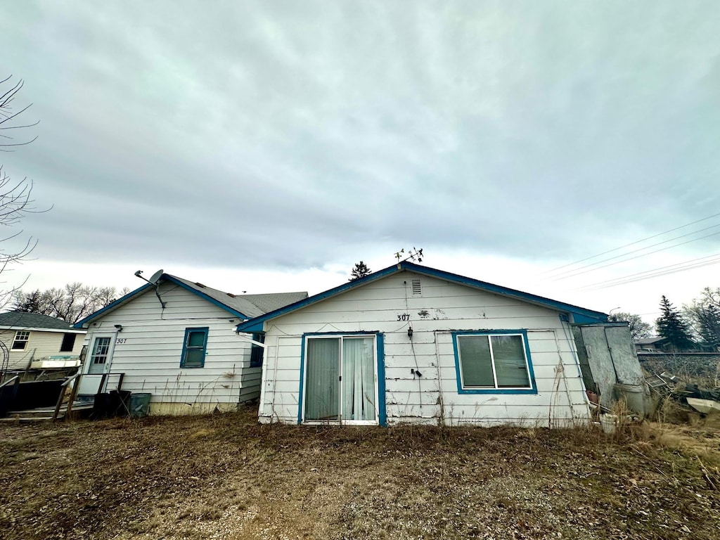 307 Lincoln St SE, Warroad, MN 56763 - view of rear view of property