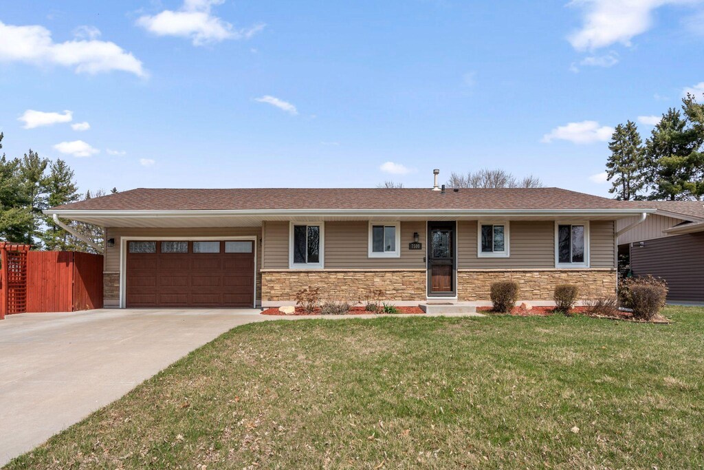 7500 Hillside Trl S, Cottage Grove, MN 55016 - photo 1