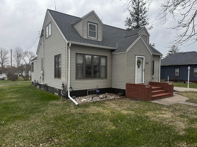 327 2nd St SW, Clara City, MN 56222 - view of front of property featuring roof with shingles and a front yard