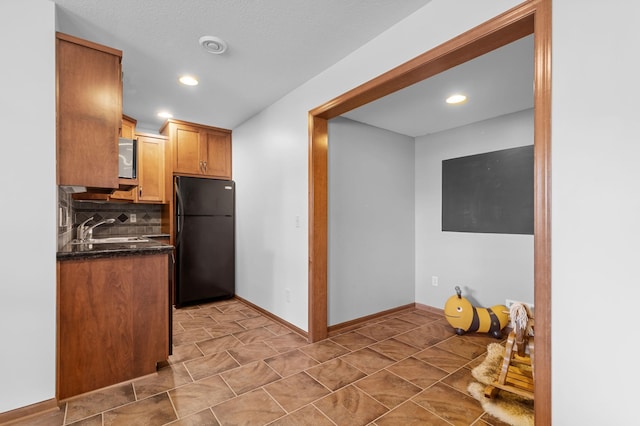 17639 Heidelberg Way, Lakeville, MN 55044 - kitchen with freestanding refrigerator, a sink, backsplash, recessed lighting, and stainless steel microwave