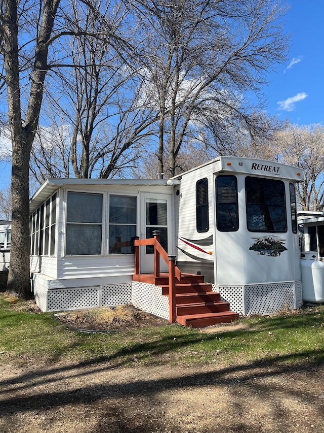manufactured / mobile home with a sunroom
