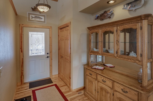 7621 Winter Trl, Breezy Point, MN 56472 - entrance foyer featuring light wood-style floors and baseboards