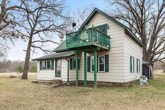 view of front of home featuring a front lawn and a deck