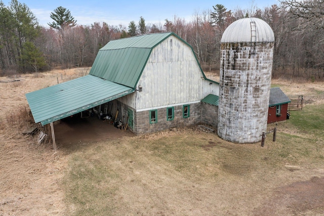 view of barn featuring a lawn
