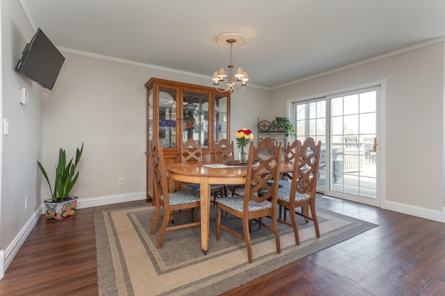 dining area featuring crown molding, dark wood-style flooring, baseboards, and a notable chandelier