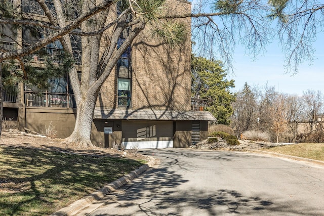 6085 Lincoln Dr Unit 122, Edina, MN 55436 - view of home's exterior featuring aphalt driveway and a garage