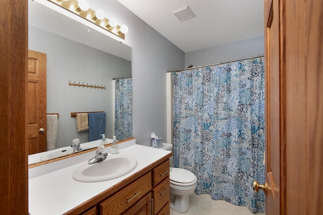 2806 Jasmine Ct, Saint Cloud, MN 56301 - full bathroom with vanity, toilet, a textured ceiling, and a shower with curtain