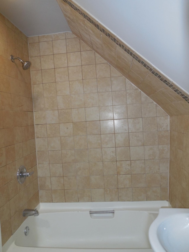 bathroom with bathtub / shower combination