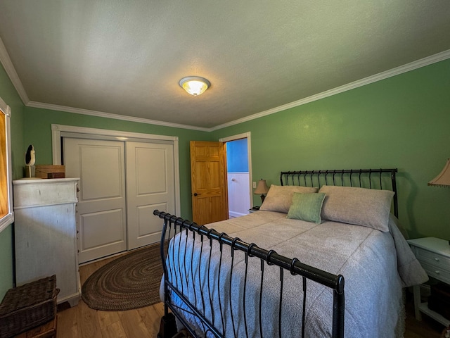 17783 Lookout Tower Rd NE, Hines, MN 56647 - bedroom featuring wood finished floors, ornamental molding, and a closet